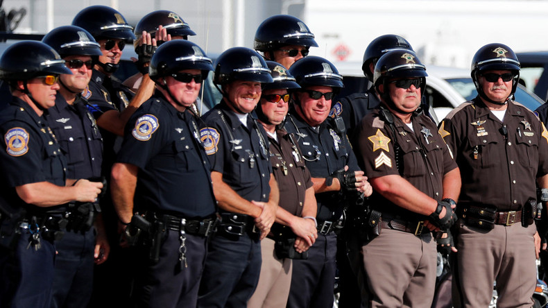Alle für einen: 70 US-Polizisten begleiten den Sohn ihres getöteten Kollegen zur Schule