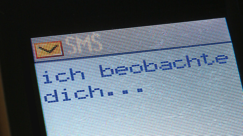 Mann schreibt sich die Seele mit über 7.600 SMS-Nachrichten an Ex-Frau frei – Haftstrafe