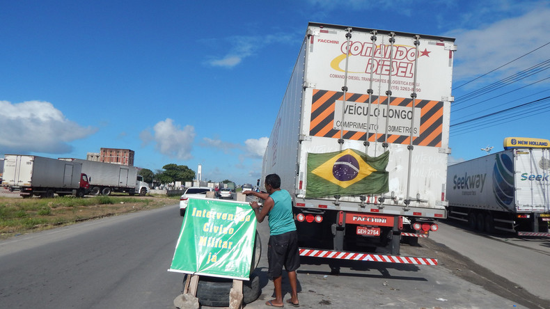 Streikende Fernfahrer legen Brasilien lahm