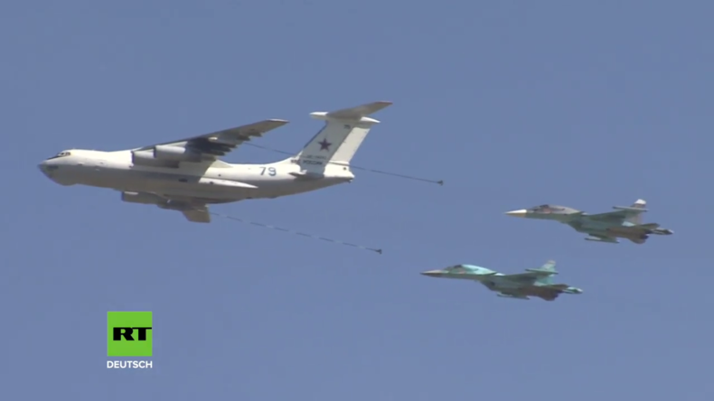 Russland: Hubschrauber und Kampfjets am Himmel bei den Aviadarts