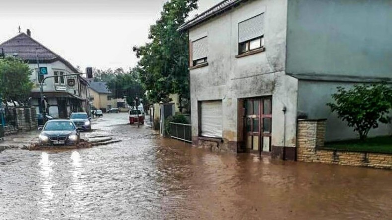 "Es herrscht Chaos hoch drei": Heftiges Gewitter überschwemmt Keller und Straßen in Nordhessen