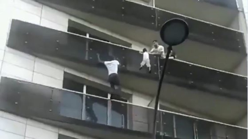 Spiderman In Paris Junger Mann Rettet Kind Vom Balkon Rt De