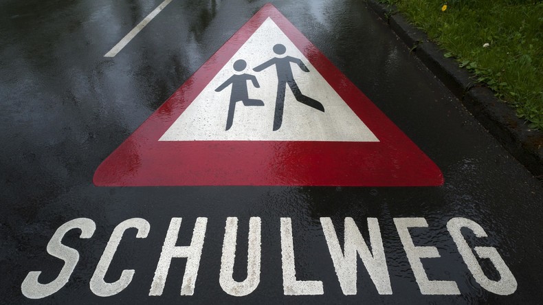 US-Schüler, der im Talar zum Schulbus lief, bekommt Auto geschenkt