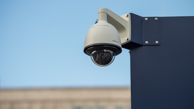 Berlin: Erstes Opfer des mobilen Videowagens der Polizei ist ein Freund und Helfer