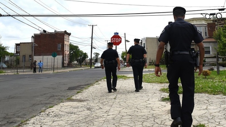US-Polizist schlägt Frau bei Festnahme auf Kopf: Bürgermeister verteidigt ihn, Internet empört