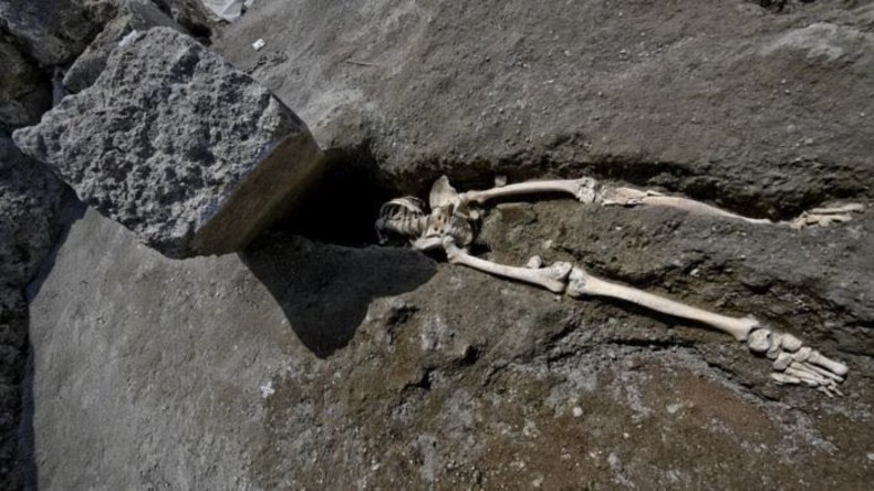 Skelett in Pompeji ausgegraben: Mann überlebte ersten Ausbruch und wurde von Steinblock zerquetscht