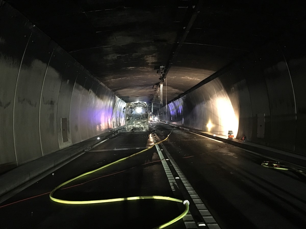 Deutscher Bus im Bernardino-Tunnel in Brand geraten