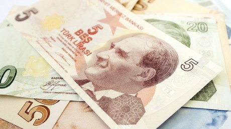 Mann will Auto kaufen, aber lässt Geld im Bus liegen: Fahrer gibt Fahrgast 5.900 Euro zurück