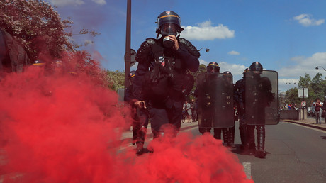 LIVE: Massendemonstration gegen Präsident Macron in Paris
