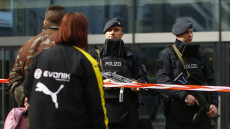 Auto fährt in Essen in Menschengruppe - Polizei sucht verletzte Frau