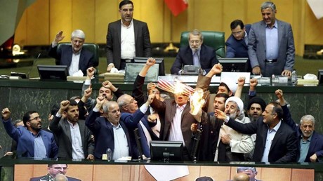 Protest gegen Aufkündigung von Atomabkommen: Iranische Abgeordnete verbrennen US-Fahne im Parlament