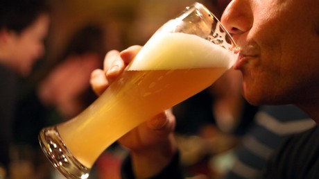 Mit Glas Bier in der Hand: 100-Jährige gibt Geheimnis ihrer Langlebigkeit preis