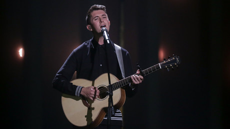 Chinesischer Sender zensiert Song Contest wegen LGBT-Fahnen und Tattoos, EBU kündigt Vertrag