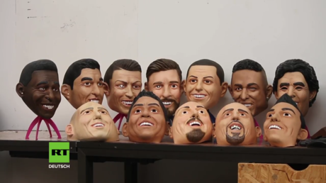 Halloween im Juni? Eine Fabrik formt die Masken berühmter Fußballer anlässlich der WM