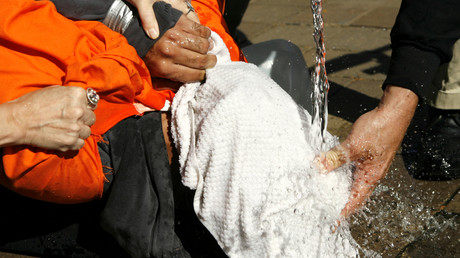 Gina-Haspel-Fan unterzieht sich einer Waterboarding-Imitation: "Es ist keine Folter!"