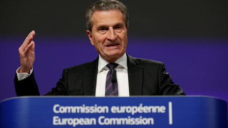 Hätte er geschwiegen, wäre er EU-Kommissar geblieben? Gegen Günther Oettinger mehren sich die Rücktrittsforderungen. Bishar haben ihm seine Eskapaden nicht geschadet - im Gegenteil.