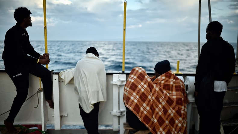 158 Migranten aus Seenot gerettet - Kritik an italienischen Behörden