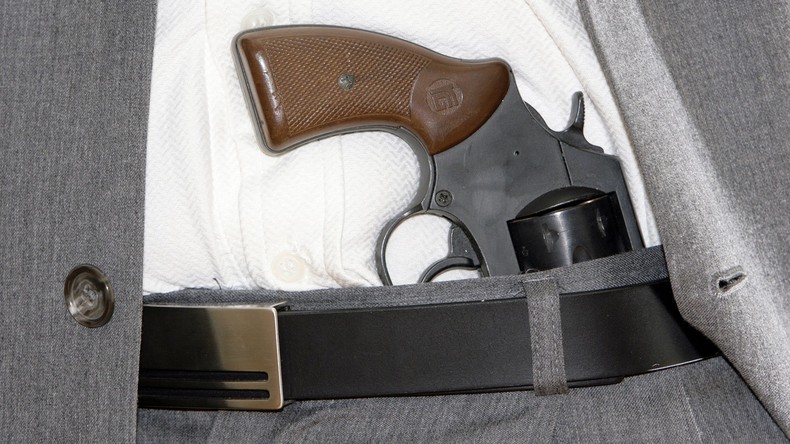 Ausrutscher bei wilden Tänzen: FBI-Agent verliert Pistole und verletzt Zuschauer