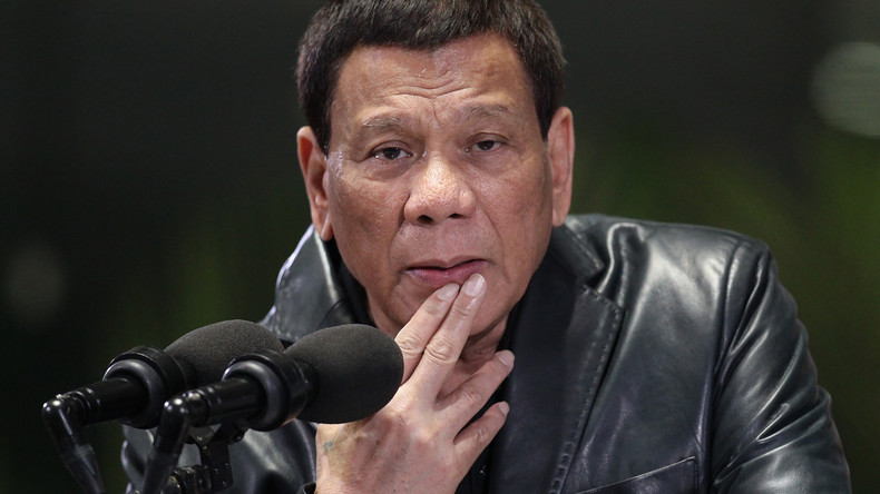 Philippinischer Präsident Duterte erzwingt Kuss auf offener Bühne – und gerät in Kritik