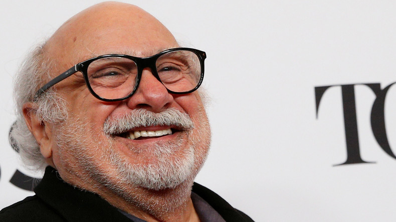 USA: Schülerin bringt Danny DeVito-Pappfigur zum Abschlussball – er antwortet auf geniale Weise