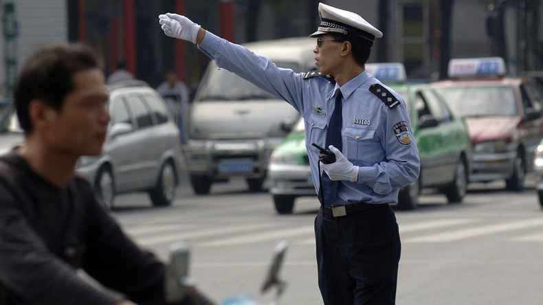 Der Geizige zahlt doppelt: Chinese befördert Auto quer auf Motordreirad – Strafe höher als PKW-Preis