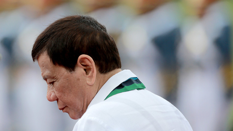 Tritt er zurück? Rodrigo Duterte lässt nach provokativem Kuss Frauen sein Schicksal bestimmen