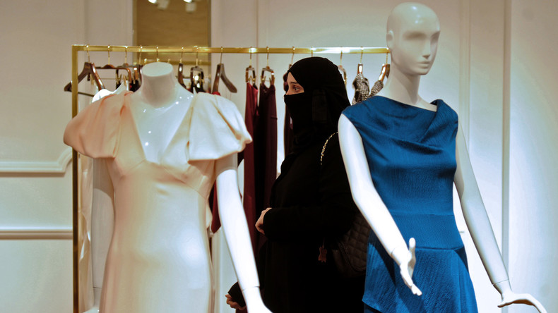 Für Ramadan geeignet: Saudi-Arabien schickt Drohnen statt Models auf den Laufsteg
