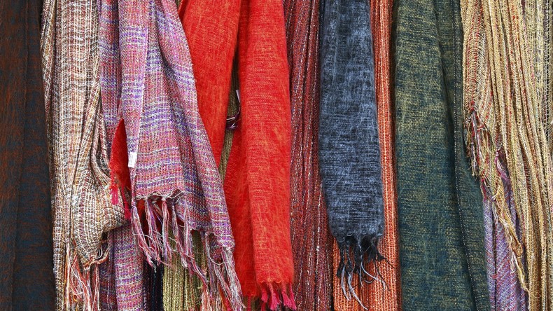 Fit und warm bleiben beim Warten: Selbstbetriebenes Gerät strickt Schale für Reisende und Obdachlose