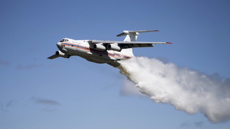 Wasser marsch! Löschflugzeug wirft Tonnen von Wasser auf Verkehrspolizei ab