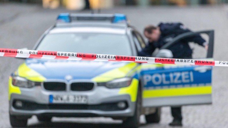 Mann steuert Kleinbus über Fußweg und durch Zaun in Wohnzimmer und greift Frau an