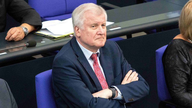 Horst Seehofer gibt Pressekonferenz zum Asylstreit (Video)