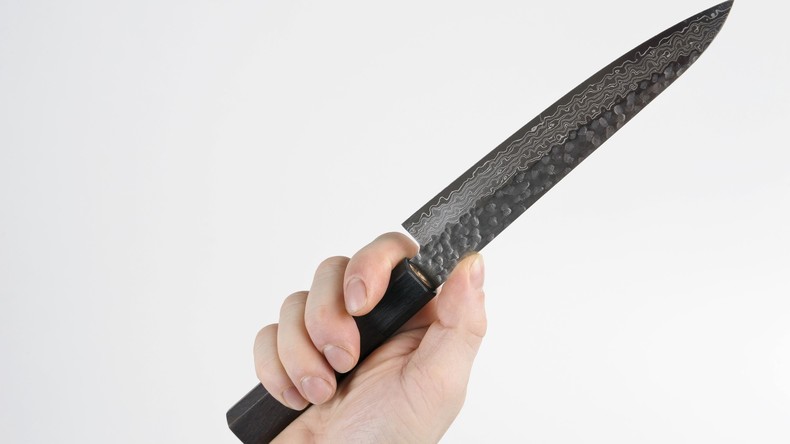 Fataler Irrtum: Brite stirbt, weil er seine Weste für stichfest hält und dies mit Messer testet