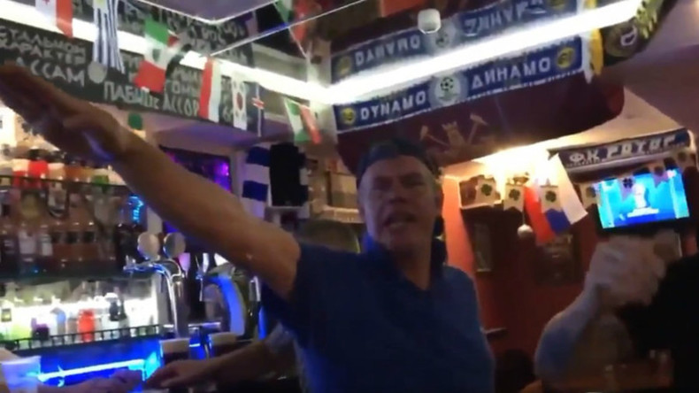 Englische Fußballfans zeigen und grölen Hitlergruß in Wolgograder Kneipe