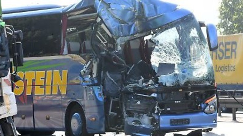 Reisebus mit Seniorengruppe kracht gegen Mülltransporter bei Karlsruhe: Eine Tote und 31 Verletzte