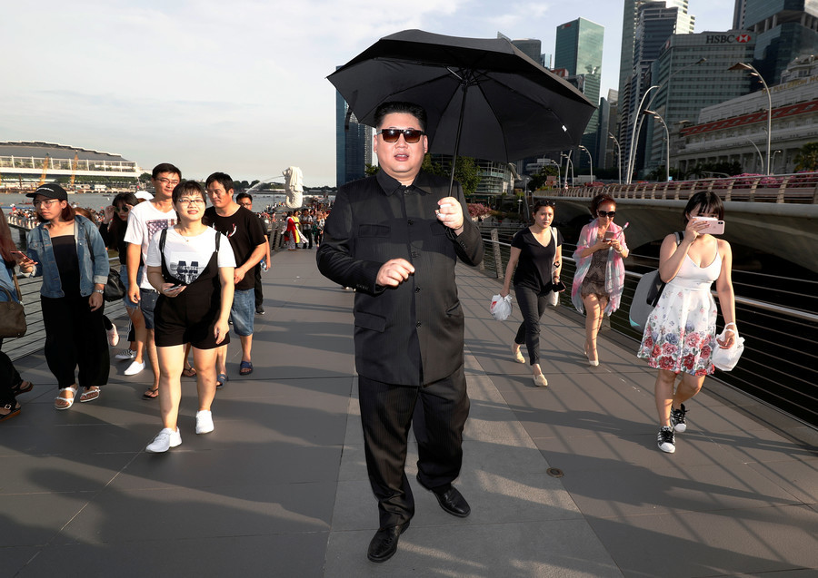 Kim-Jong-un-Imitator am Flughafen von Singapur festgenommen – weil er zu gut ist (FOTOS)