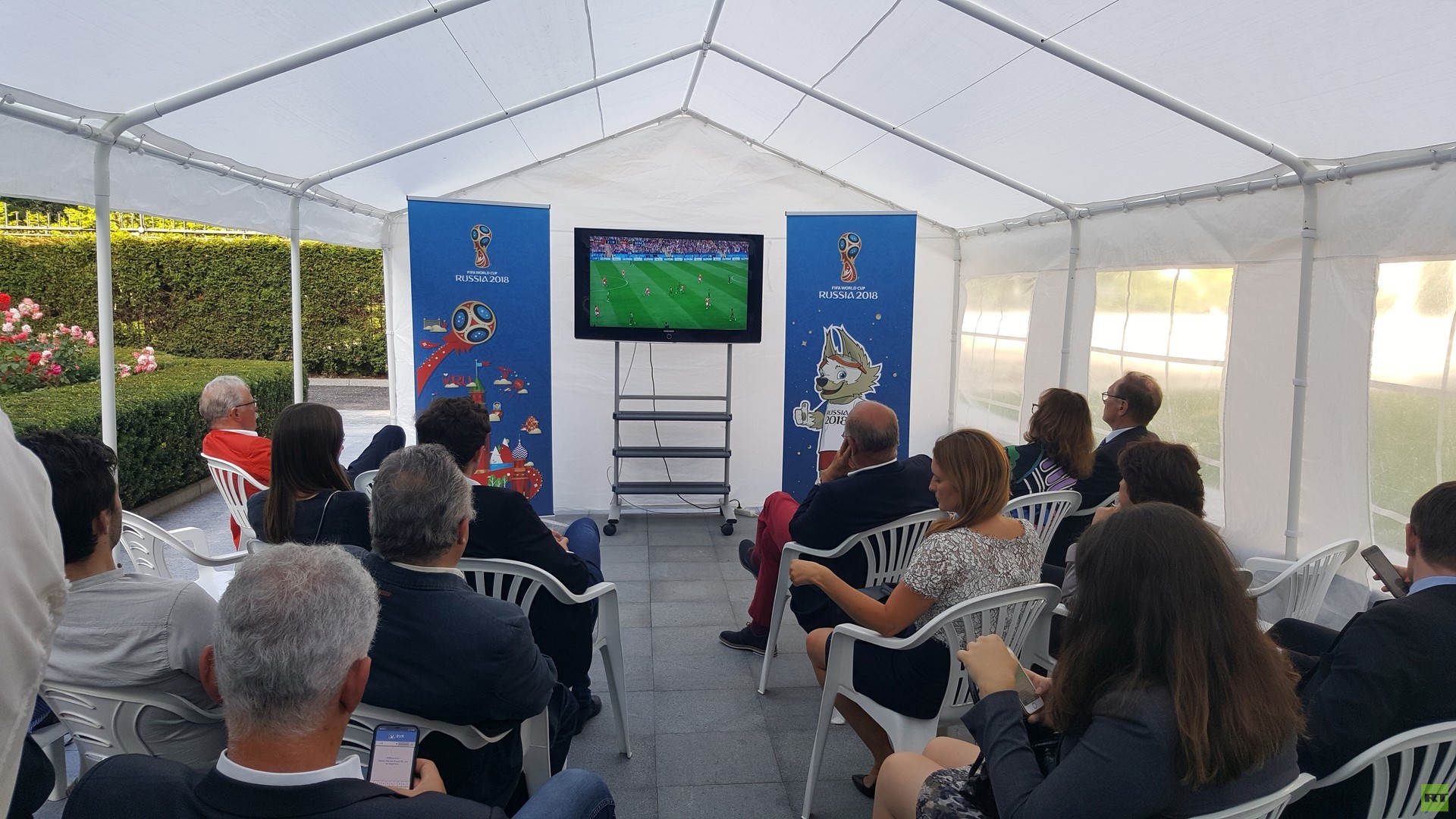 Bei Wein und Wodka: Fußballgucken in der Russischen Botschaft