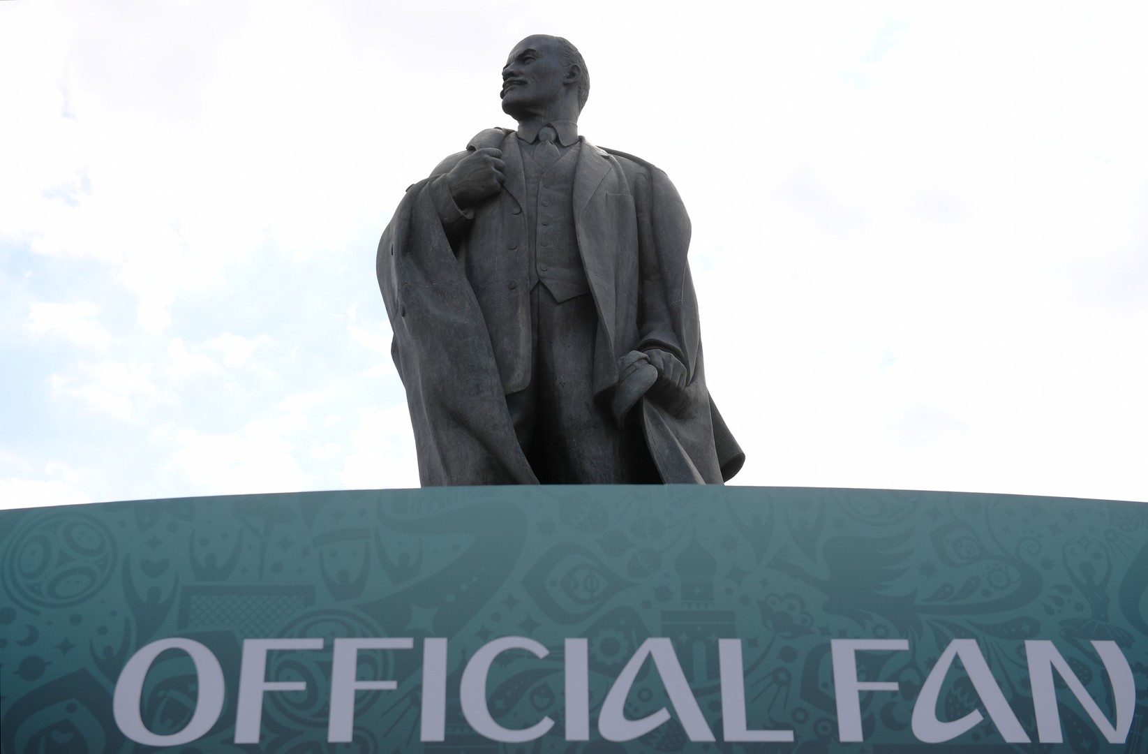 Finale mit Wladimir Iljitsch: Kommunisten freuen sich über Lenin-Statue vor WM-Stadion in Moskau