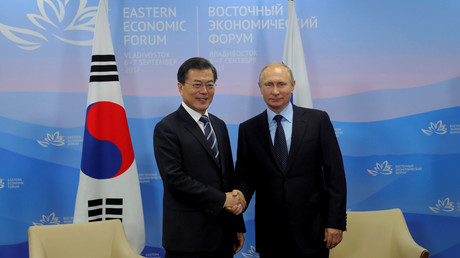Der südkoreanische Präsident Moon Jae-in und der russische Präsident Wladimir Putin beim Ost-Wirtschaftsforum in Wladiwostok, Russland, 6. September 2017. 