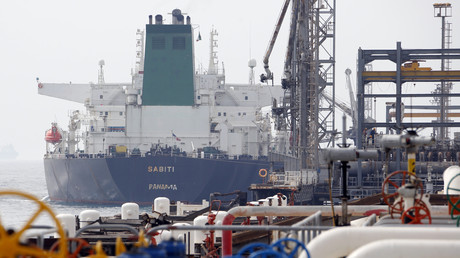 Ein panamaischer Tanker dockt an der Plattform der Ölanlage auf der iranischen Insel Chark an. (Archivbild vom 12. März 2017)