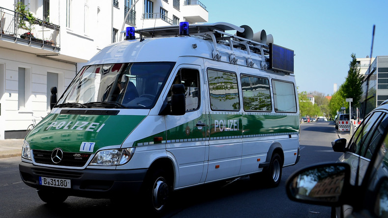 Massenschlägerei in Berlin: Mit Hockeyschlägern und Zaunlatten aufeinander losgegangen