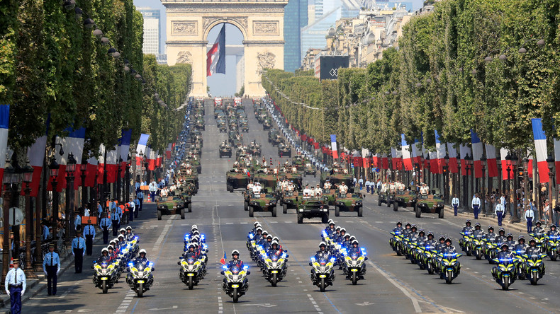 Frankreich: Nationalfeiertag mit großer Militärparade und kleiner Panne mit der Flagge