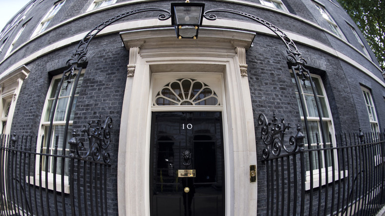 Britischer Abgeordneter belästigt Barkellnerin mit 2.000 schlüpfrigen SMS und verlässt Kabinett May