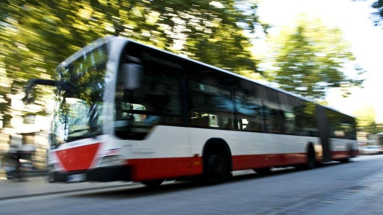 Hamburg: Auto kracht gegen Linienbus - Ein Toter und fünf Verletzte