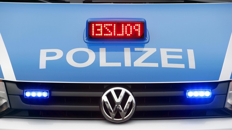 Pech gehabt: Mann versteckt sich vor Polizei unter Bett - und steckt fest