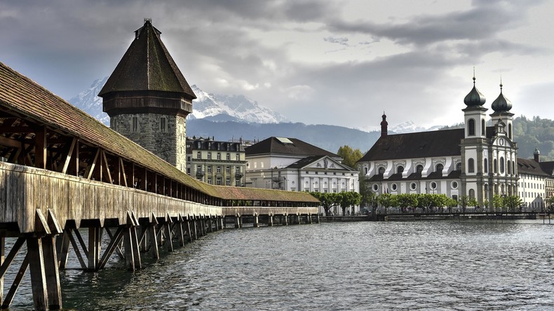Handy-Geklingel statt Glockenspiel: Kirchturm-Kunstprojekt vorzeitig beendet - Anwohner genervt