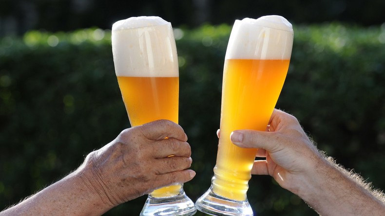 Dosenbier und Kekse für ein langes Leben: Britin feiert 100. Geburtstag