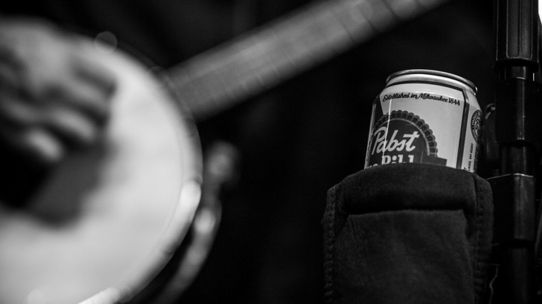 Musiker rettet Konzertbesucherin das Leben, indem er diese mit Bier bespuckt