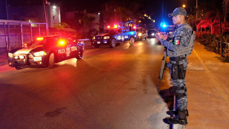 Auseinandersetzung zwischen mexikanischen Polizisten und Bandenmitgliedern in Touristenort Cancún