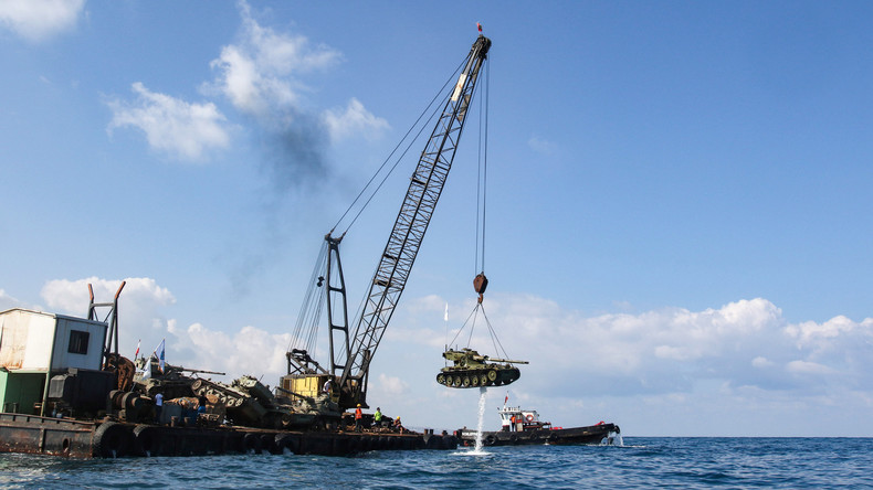 Panzer zu Korallenriffen: Libanesische Umweltaktivisten versenken zehn Kampffahrzeuge ins Mittelmeer