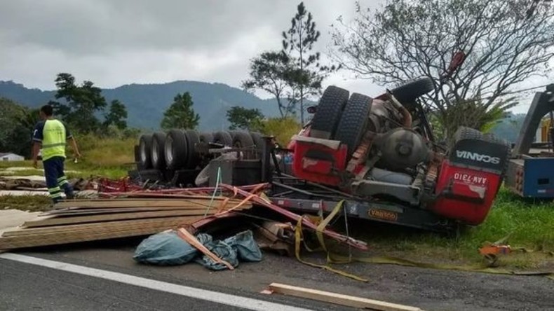 Schwangere stirbt bei LKW-Unfall – Baby überlebt auf wundersame Weise